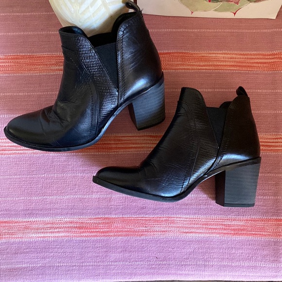 Super Cute DOROTHY GAYNOR booties - Picture 7 of 11